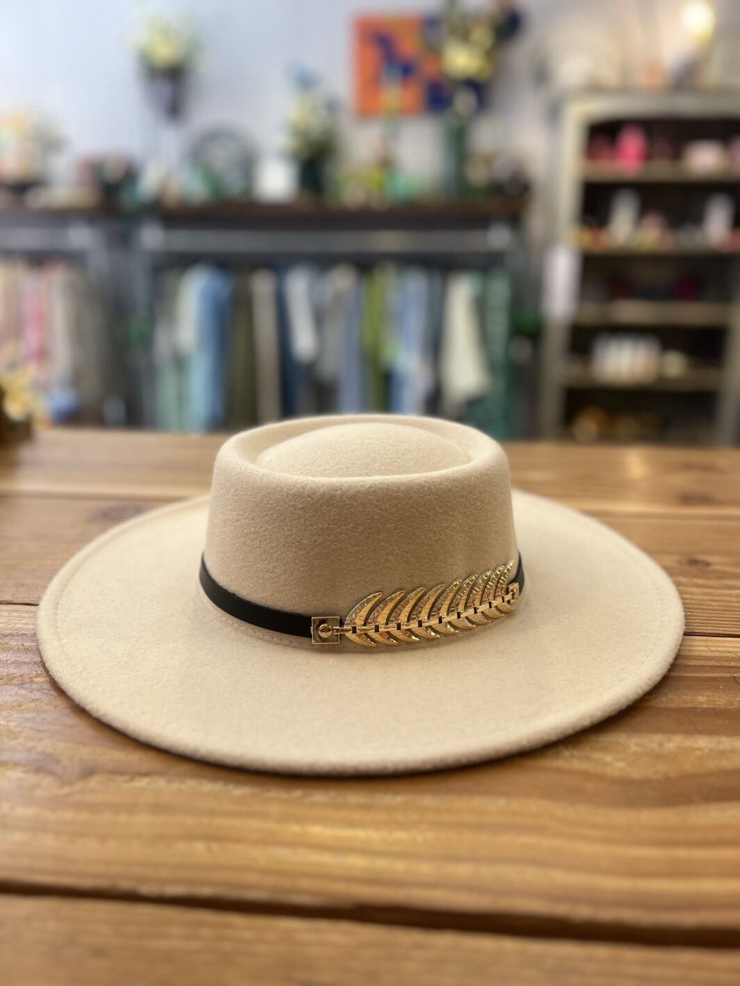 Beige hoed gouden details - Afbeelding 2