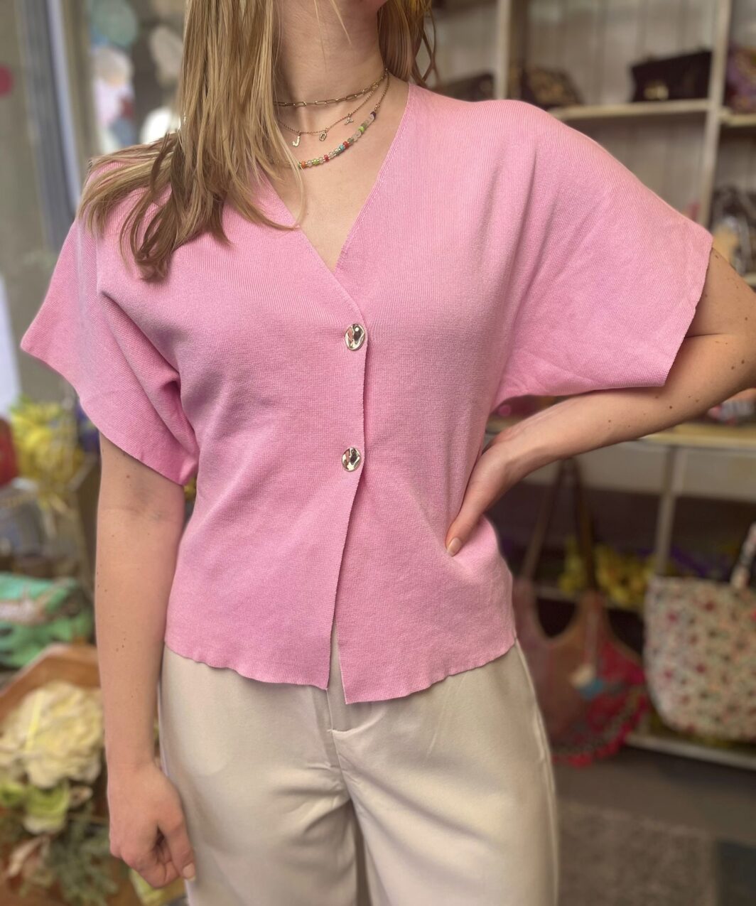 Roze top met gouden knopen