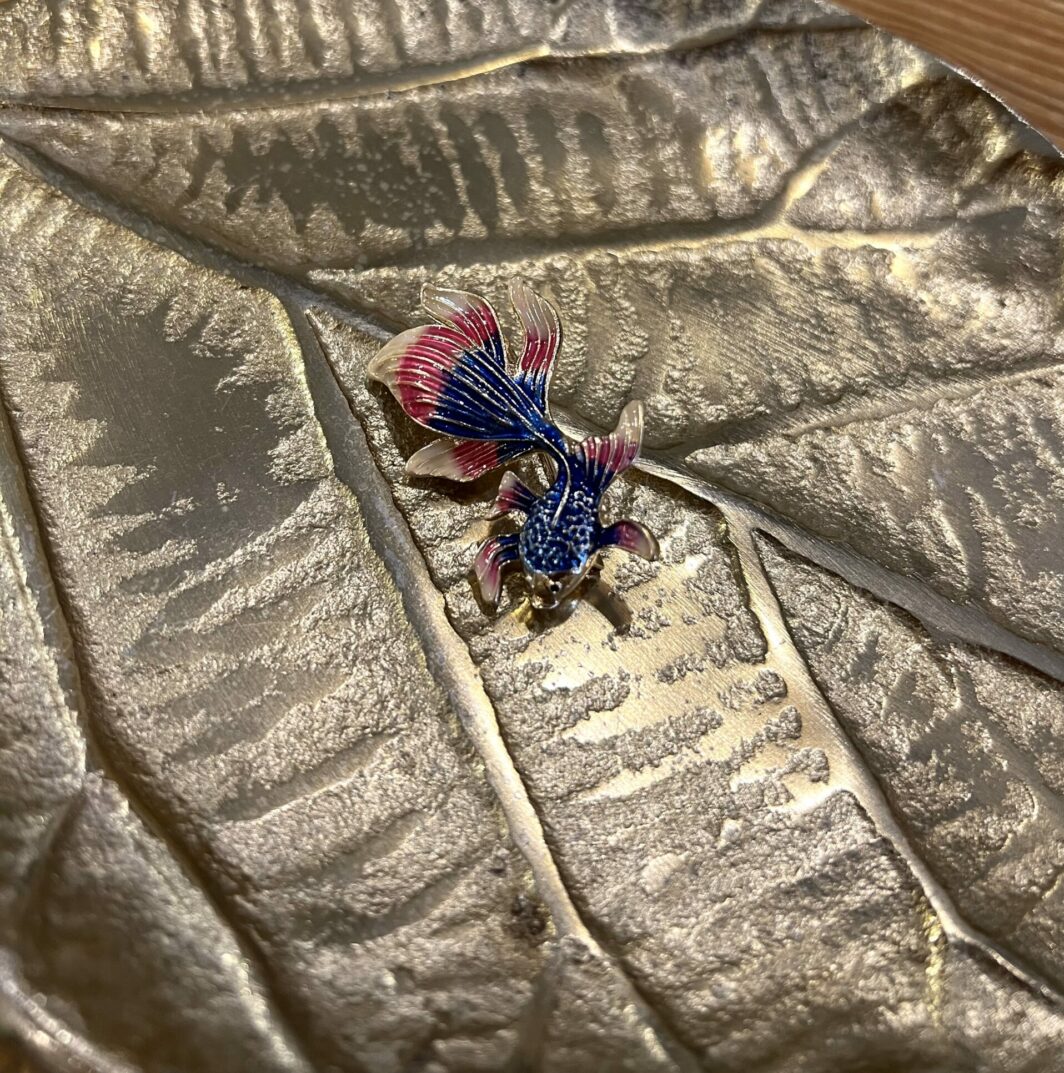 Broche vis roze blauw