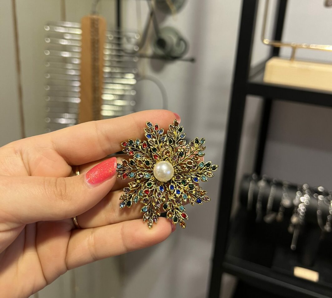 Broche kleur parel