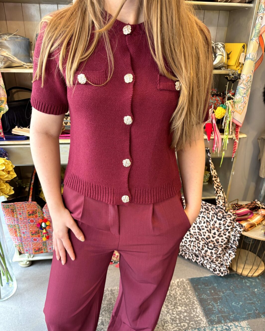 Rood topje met gouden knopen